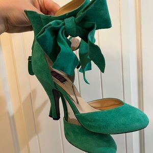 Classy emerald green heels with bow!